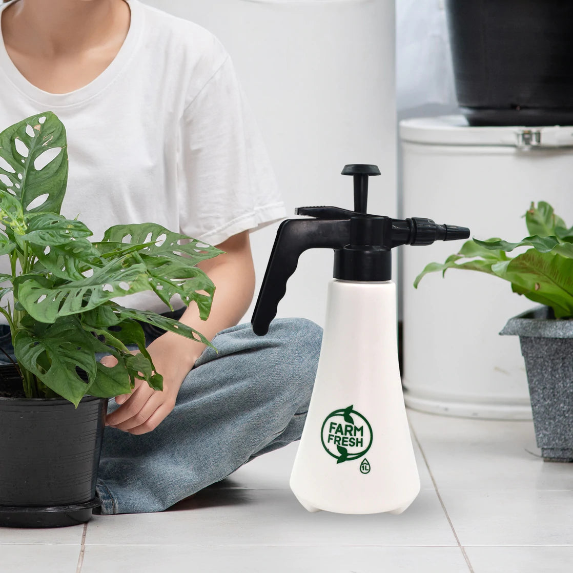 1 LITRE GARDEN SPRAYER USED IN ALL KINDS OF GARDEN AND PARK FOR SPRINKLING AND SHOWERING PURPOSES.